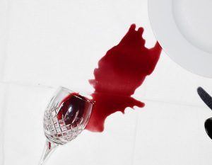 Quitar manchas de vino de la ropa